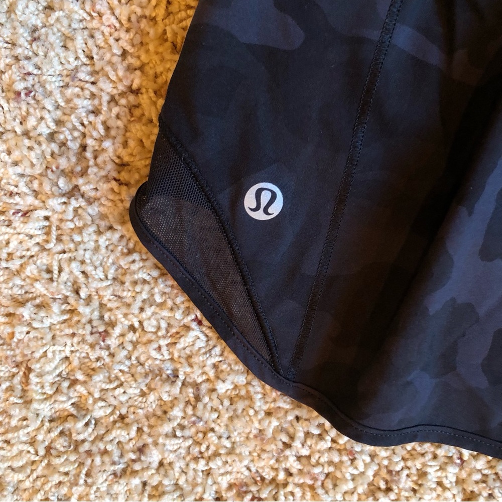 Lululemon Hotty Hot Short II 2.5” Incognito Camo Multi Grey / Black W7ATIR Sz 6 - Picture 3 of 8